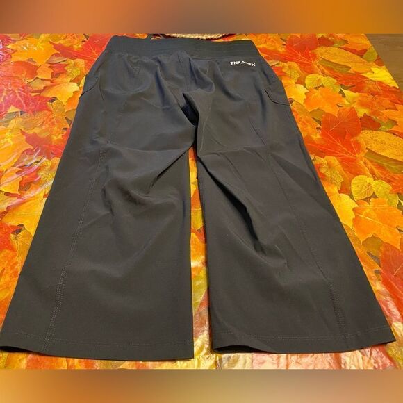 The North Face Black Capris, Size XS. (PT06) - Picture 2 of 5